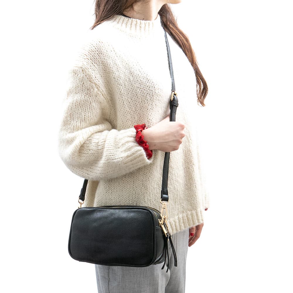 Малка дамска чанта от висококачествена еко кожа модел SINDY цвят черен