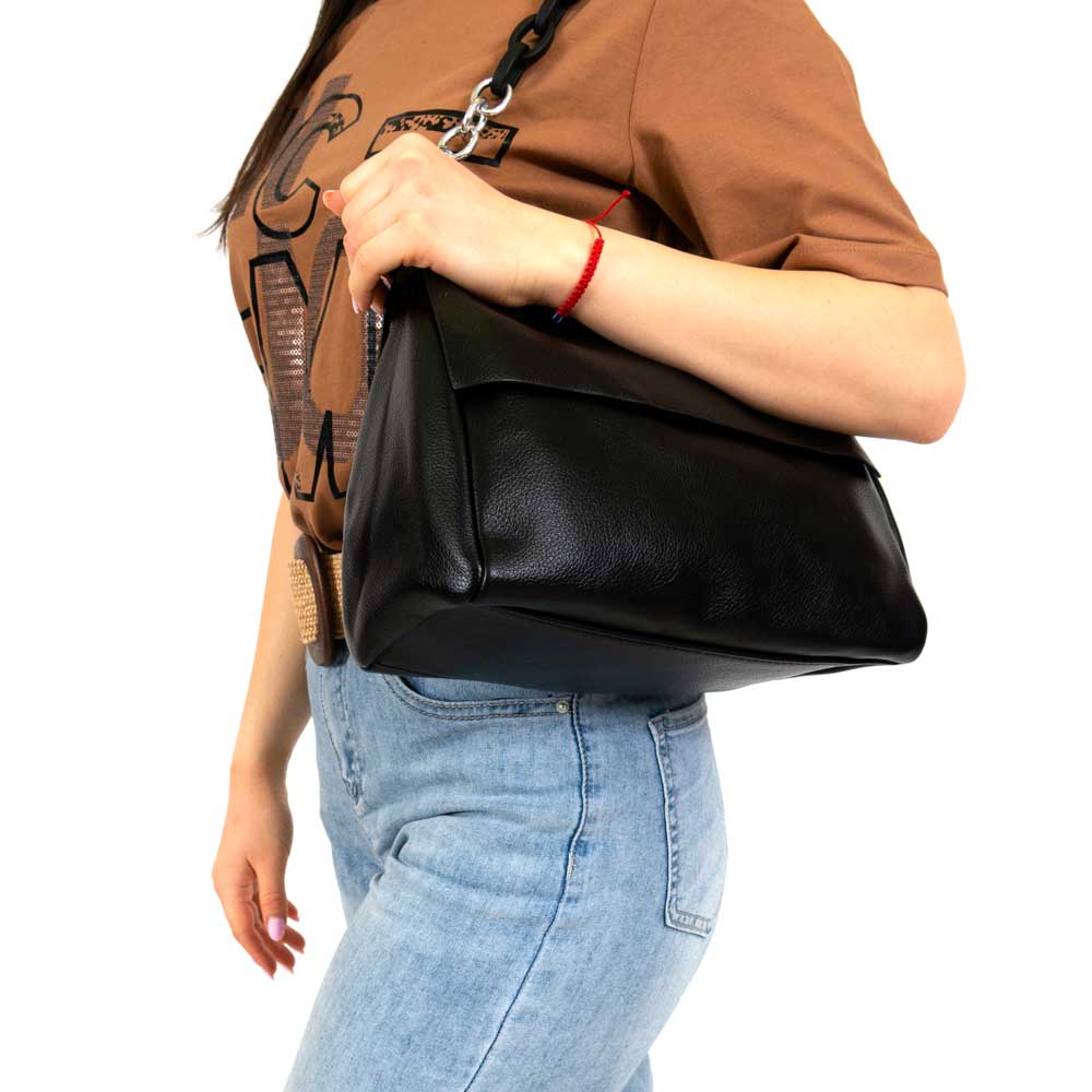 Малка черна дамска чанта Paula Venti от еко кожа с къса дръжка тип верижка и капак