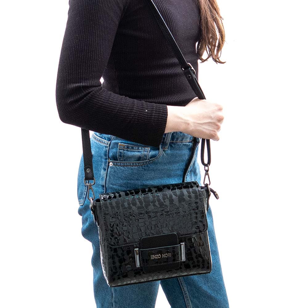 Малка черна дамска кожена чанта ENZO NORI модел MARTINA естествена кожа цвят черен квадрати лазер
