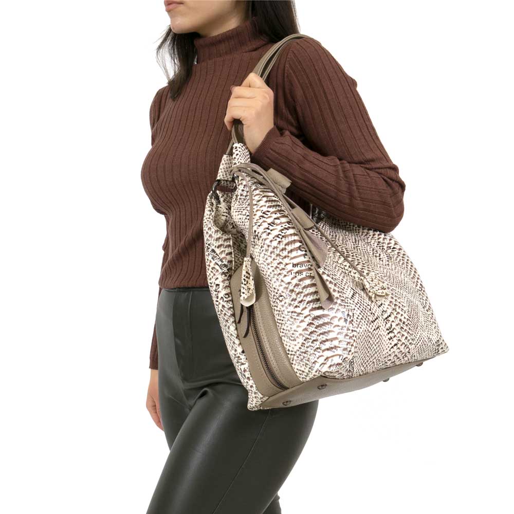 Голяма дамска чанта тип торба ENZO NORI модел ROSE мека естествена кожа цвят бежов змийски лазер