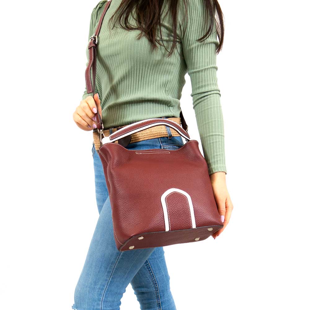 Дамска чанта от естествена кожа фина напа ENZO NORI бордо със здрава къса дръжка