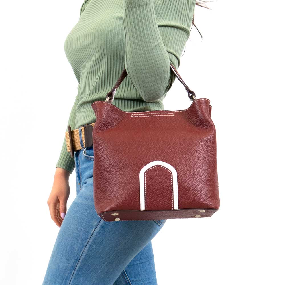 Дамска чанта от естествена кожа фина напа ENZO NORI бордо със здрава къса дръжка
