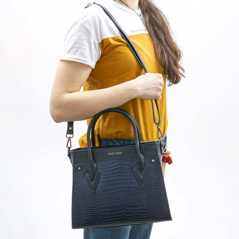 Дамска чанта естествена кожа с твърдо дъно и здрави дръжки син лак