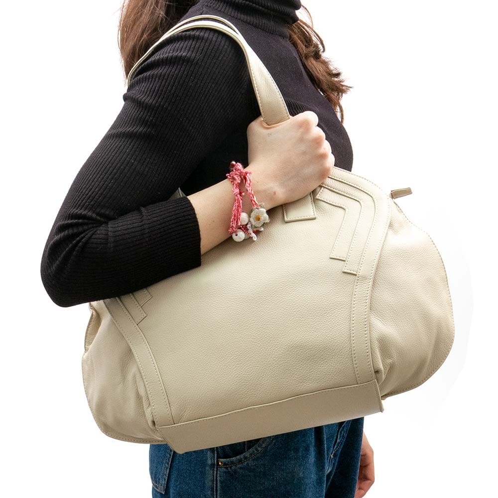 Красива дамска чанта PAULA VENTI модел MELINA от висококачествена естествена кожа цвят бежов
