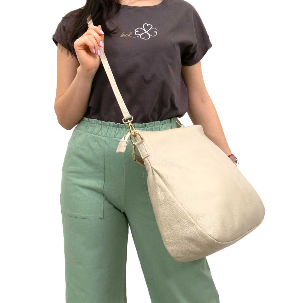 Дамска чанта тип торба от италианска естествена кожа модел ZOYA цвят екрю