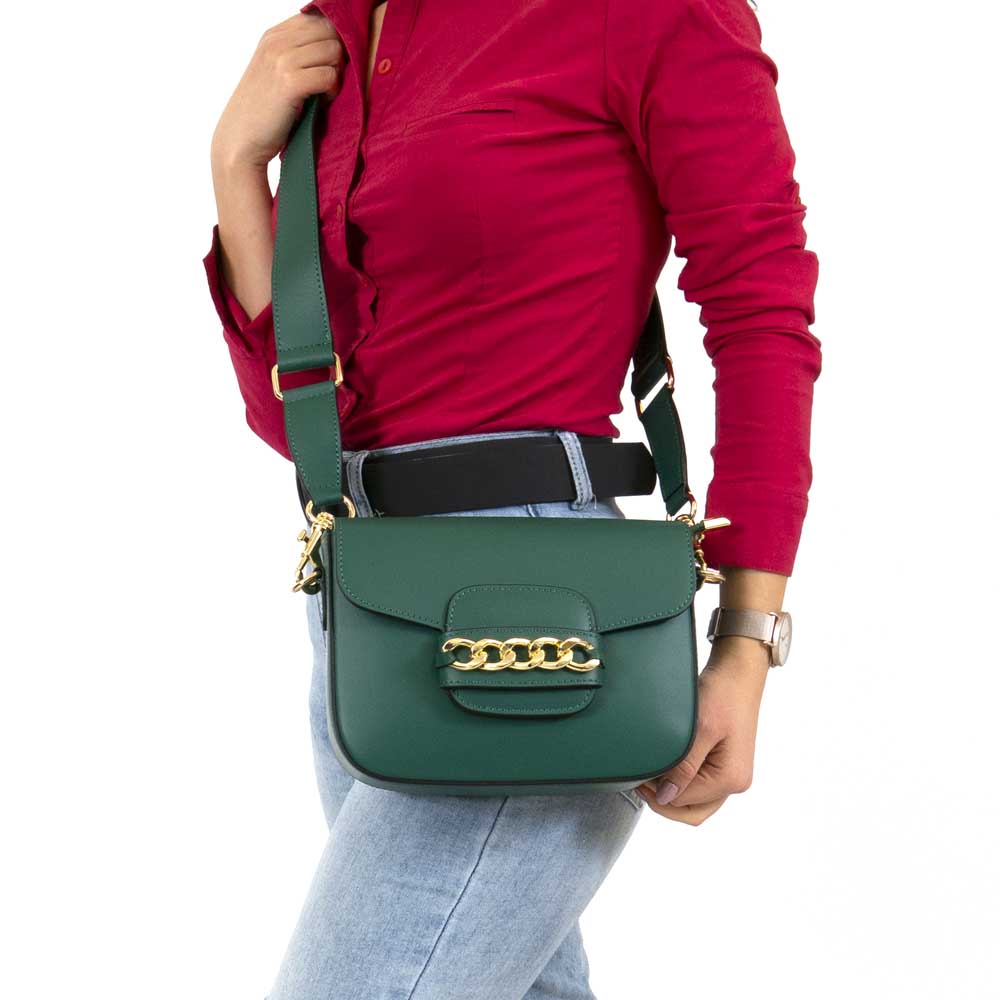Малка дамска чанта през тялото от естествена кожа с капак зелена