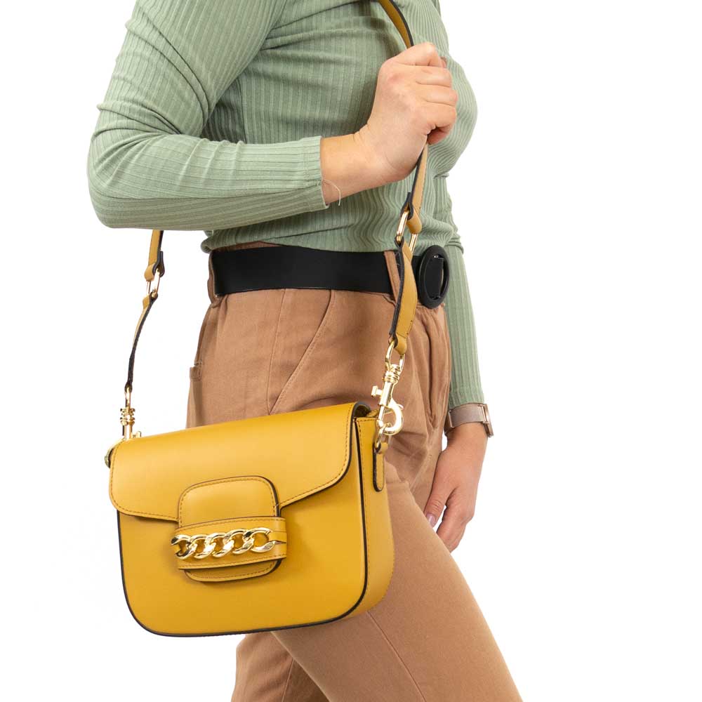 Малка дамска чанта модел CAMELIA италианска естествена кожа жълт