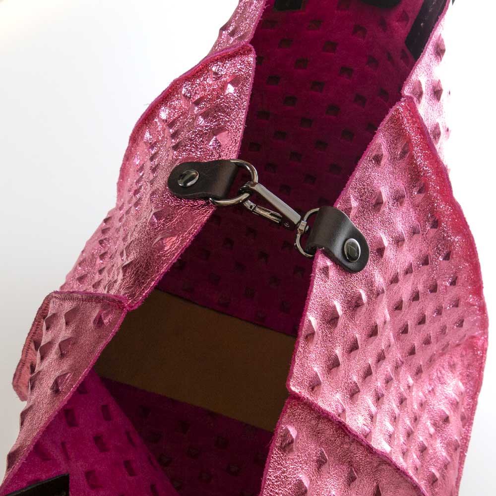 Голяма дамска чанта тип торба от италианска естествена кожа модел REGINA цвят цикламен искрящ хамелеон
