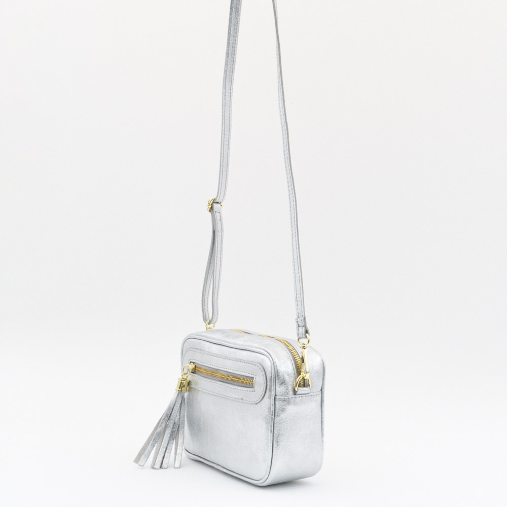 Малка дамска чанта през рамо от италианска естествена кожа модел BONI сребрист