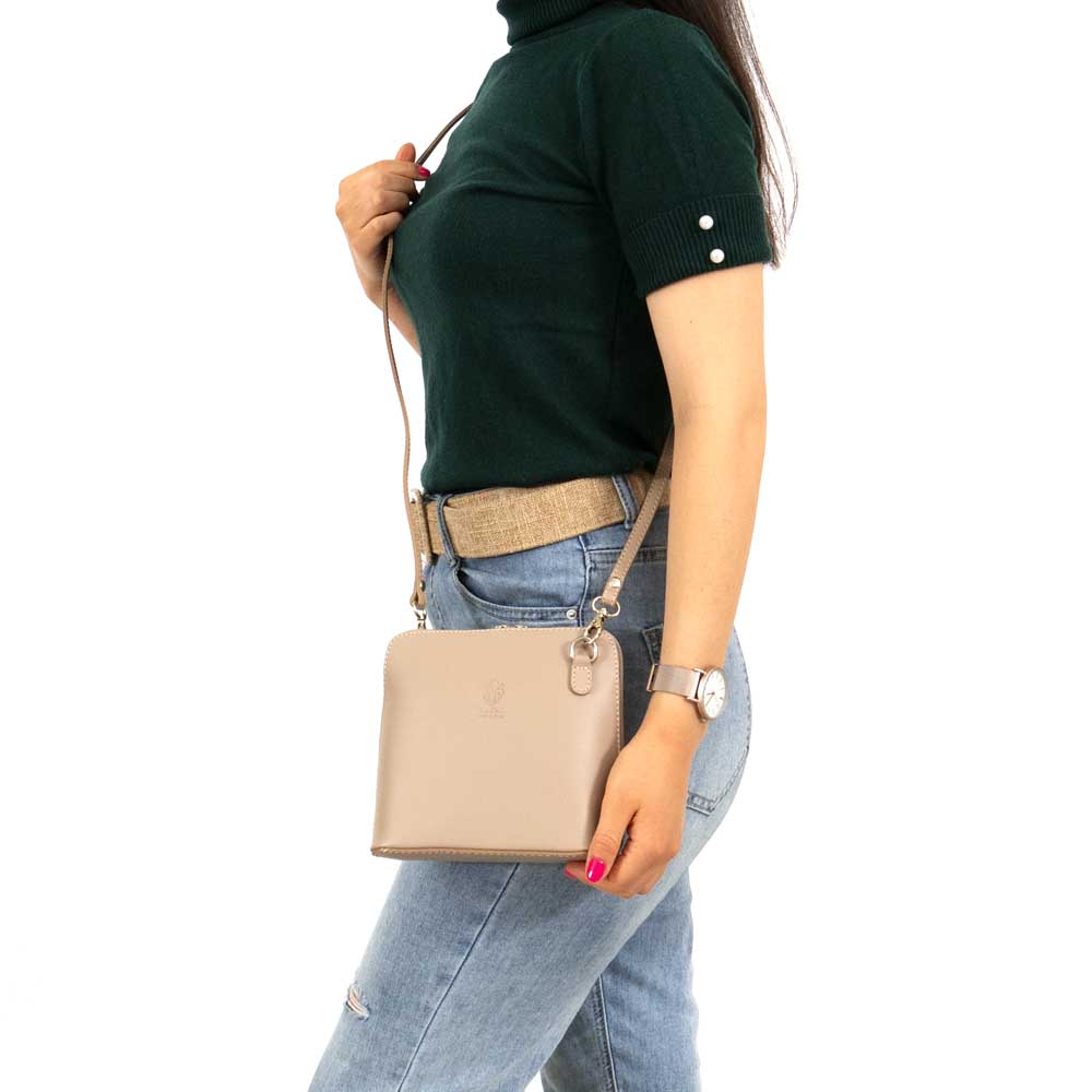 Елегантна малка дамска чанта от италианска естествена кожа модел CALDO с дълга дръжка цвят екрю