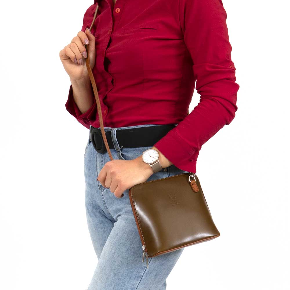 Малка дамска чанта през рамо от естествена кожа кафяв