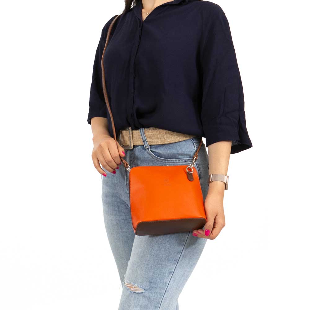 Малка дамска чанта от италианска естествена кожа модел CALDO оранжев
