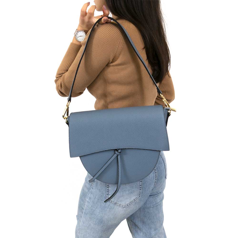 Дамска чанта от естествена кожа свело синя с капак и дълги дръжки