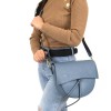Дамска чанта от естествена кожа свело синя с капак и дълги дръжки