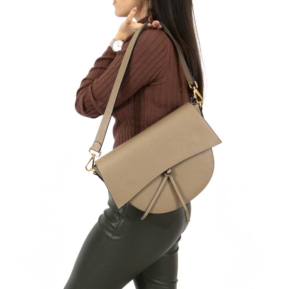 Елегантна дамска чанта от италианска естествена кожа модел TONDO цвят бежов