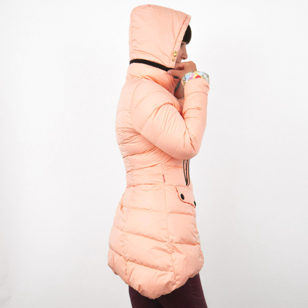 Леко дамско яке с премахваща се качулка модел PRIMROSE от висококачествен полиестер с биопух цвят розов