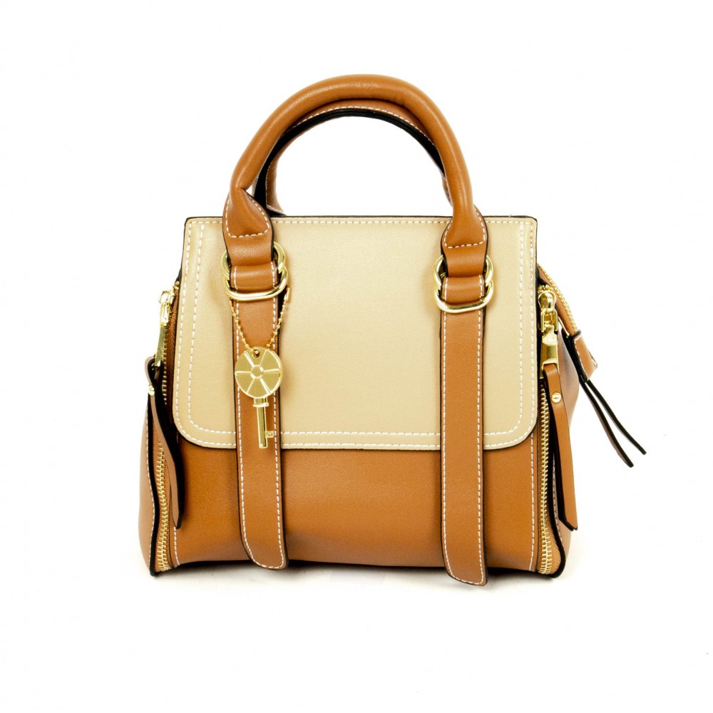 Елегантна дамска чанта PAULA VENTI модел 111 от еко кожа кафяв цвят с дълга подвижна дръжка 