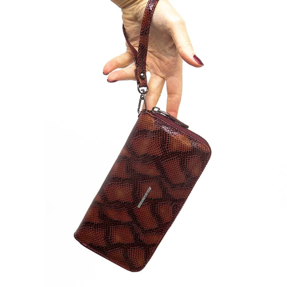 Голямо дамско портмоне с цип ENZO NORI модел GAIA от естествена кожа с дръжка за ръка цвят бордо шарен змийски лазер лак